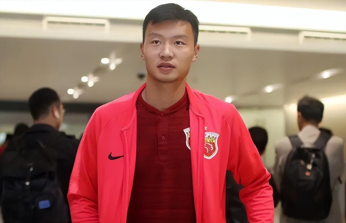 上港门将奚志杰本赛季已正式离队,转会费仅为20万,引发热议